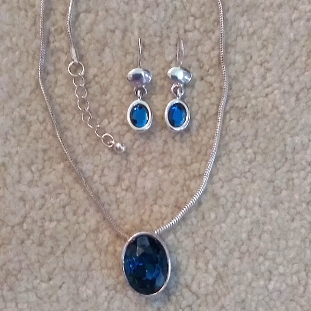 Express Blue Pendant Silver Tone Necklace Neck and Earring that Match